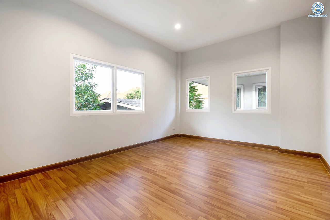 บ้านมือสองตกแต่งใหม่ โครงการ รัชชา2 บางใหญ่ เนื้อที่ 60 ตร.ว. ฟังก์ชัน 3 ห้องนอน 3 ห้องน้ำ 1 ห้องอเนกประสงค์ จอดรถได้ 2 คัน บนทำเลใกล้ถนนใหญ่เพียง 100 เมตร เชื่อมต่อถ.กาญจนาภิเษก ใกล้เซ็นทรัลเวสต์เกต ทางด่วน "ศรีรัช" และรถไฟฟ้าสายสีม่วง "สถานีสามแยกบางใหญ่"